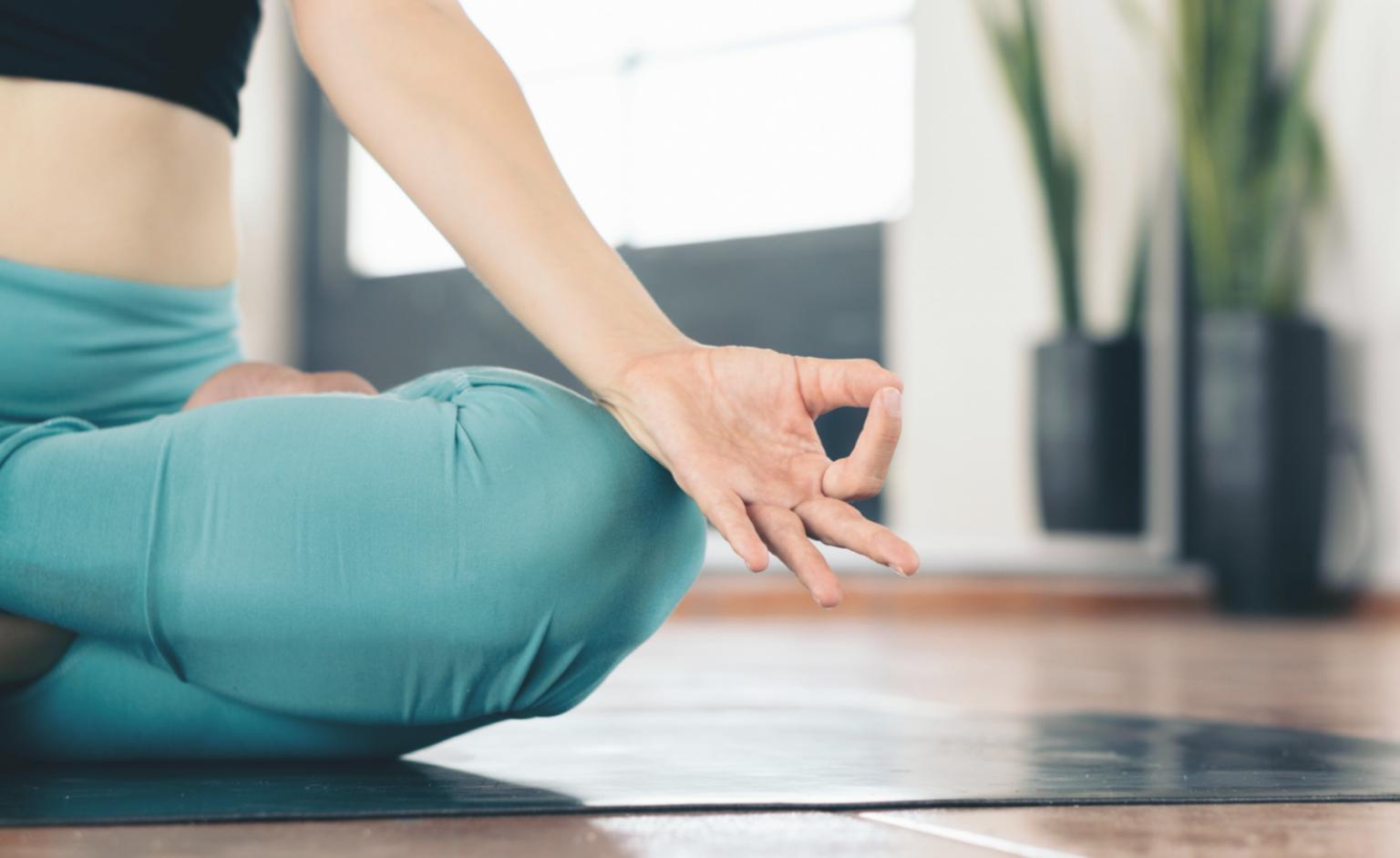 Pratique de méditation en groupe dans un environnement apaisant